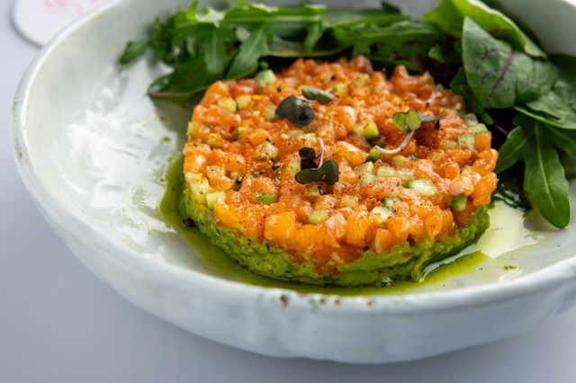 tartar-iz-lososya-s-avokado-i-svezhim-ogurtcom